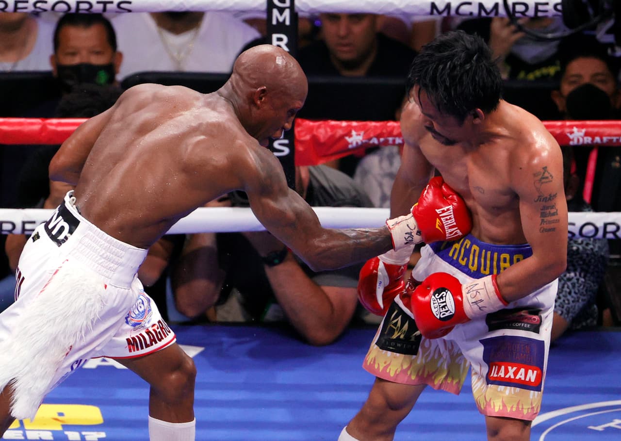 En la pelea estelar, Yordenis Ugás derrotó por decisión unánime a un Manny Pacquiao que sacó a relucir sus más de cuatro décadas, ya que se mostró lento y sin muchos reflejos.