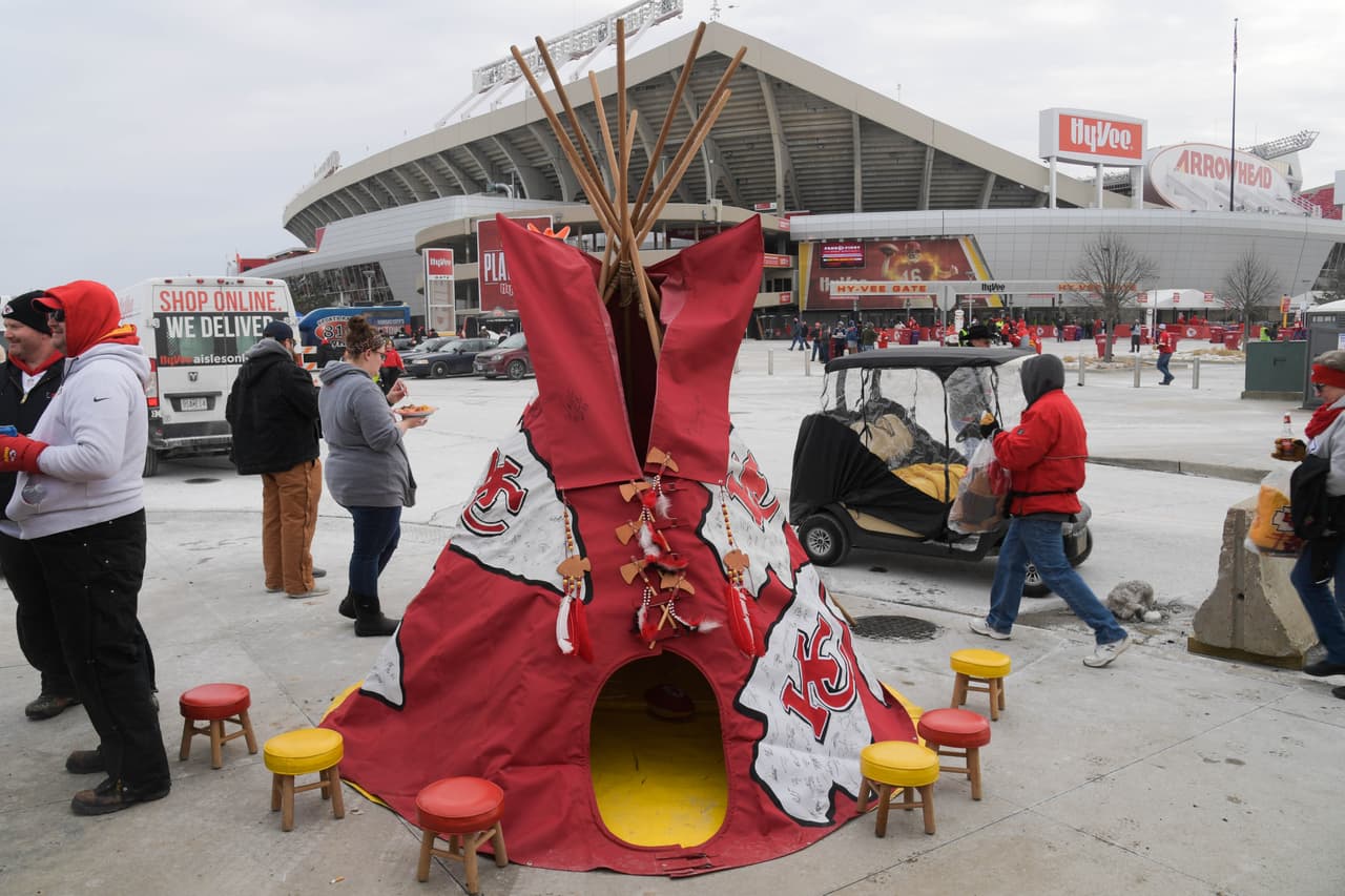 En las afueras de Arrowhead Stadium se reunieron los fanáticos de los Chiefs para entrar en calor antes de la Final de la AFC.