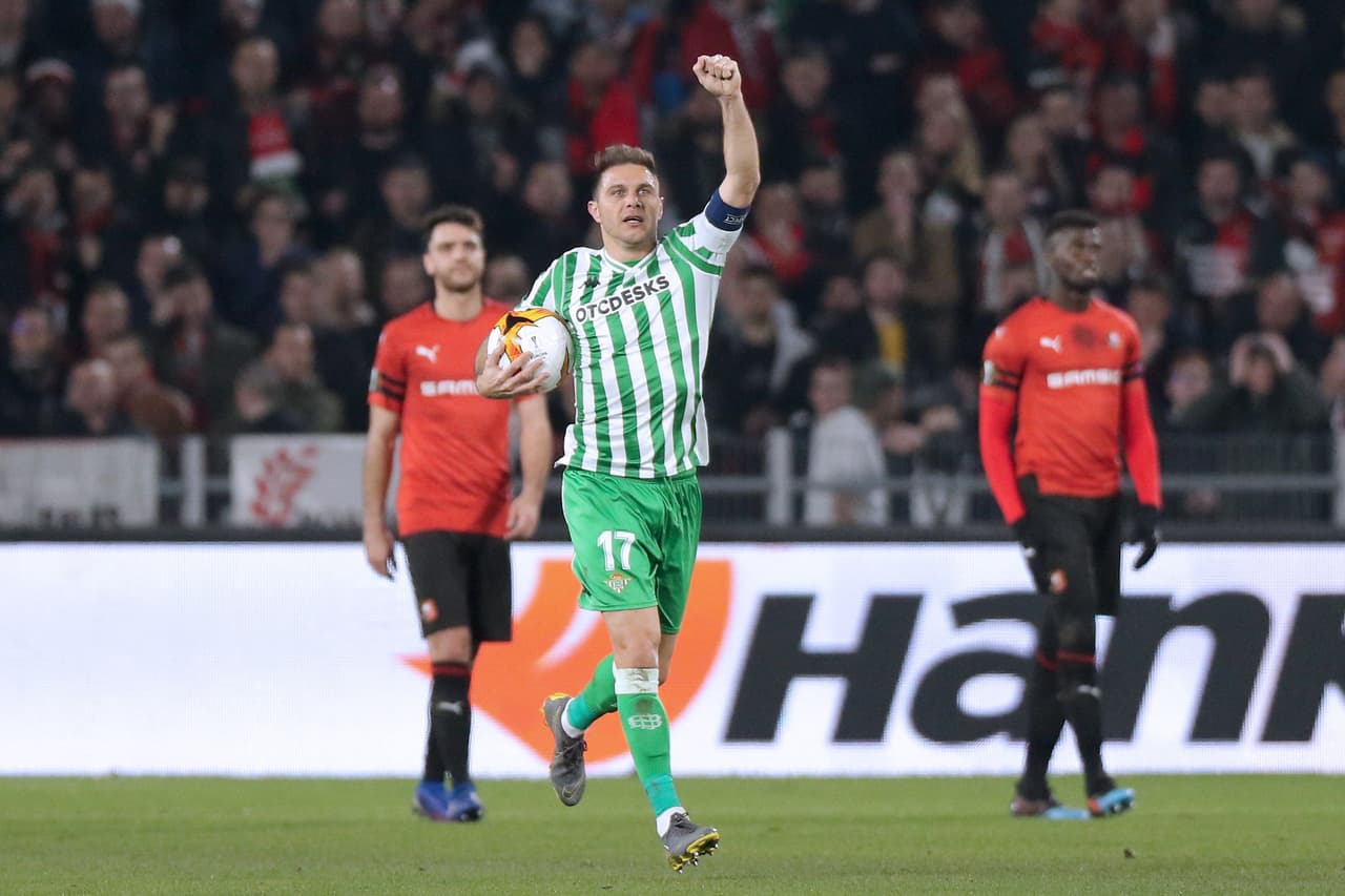 El Betis comenzó mejor la segunda mitad y tras un palazo de Sergio Canales, llegó el gol de Sidnei en un tiro libre de Joaquín.