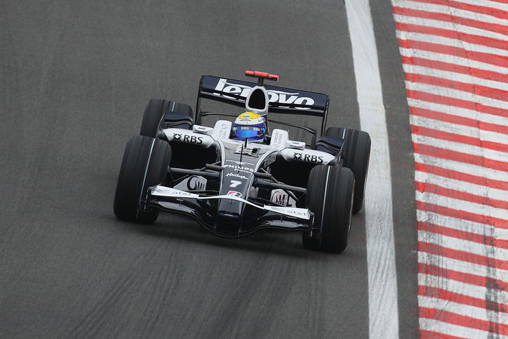 La temporada
<b>2008</b> sería un salto para
<b>Rosberg</b>, puesto que abrió el año con su
<b>primer podio</b> en la Fórmula 1, al finalizar tercero en el Gran Premio de
<b>Australia</b>. Meses después, en la primera visita de la categoría a
<b>Singapur</b>, lograría el
<b>segundo lugar</b>. Ese año, manejó el
<b>Williams FW30 motorizado por Toyota</b>.