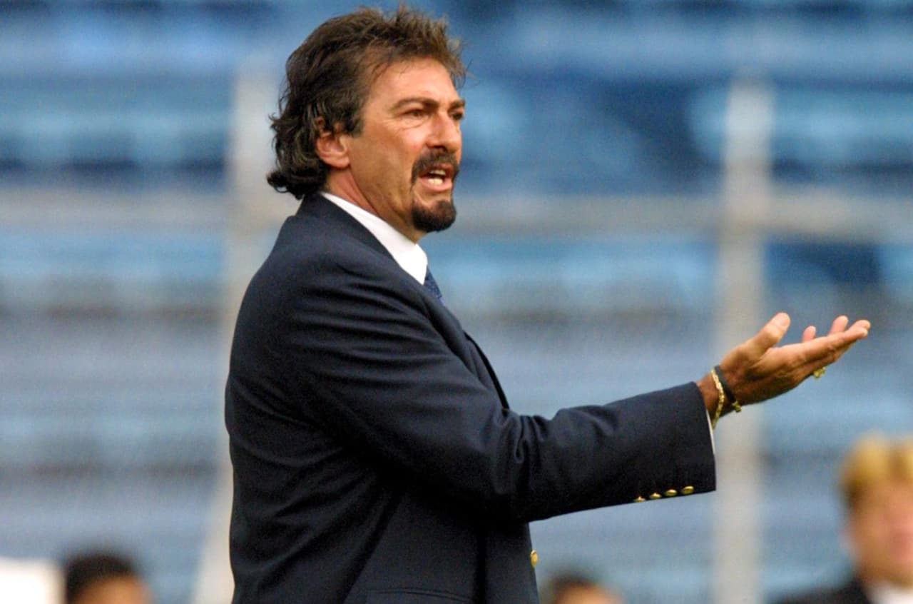 Para finales de 2002, cuando se acercó al 'Tri', a La Volpe se le vio por primera vez con barba, abandonando su típico gran bigote.