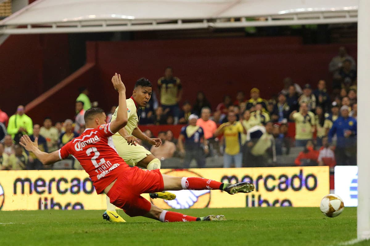 Muy rápido, a los tres minutos, Roger Martínez anotó el primer gol de la noche para los Azulcremas luego de eludir en el área al arquero y la defensa rivales.