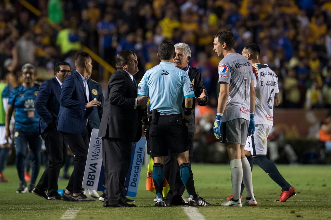 ¡Polémica! América marca el empate pero el gol es anulado por una falta previa. Penal en favor de los emplumados que reclaman que el gol debió contar.