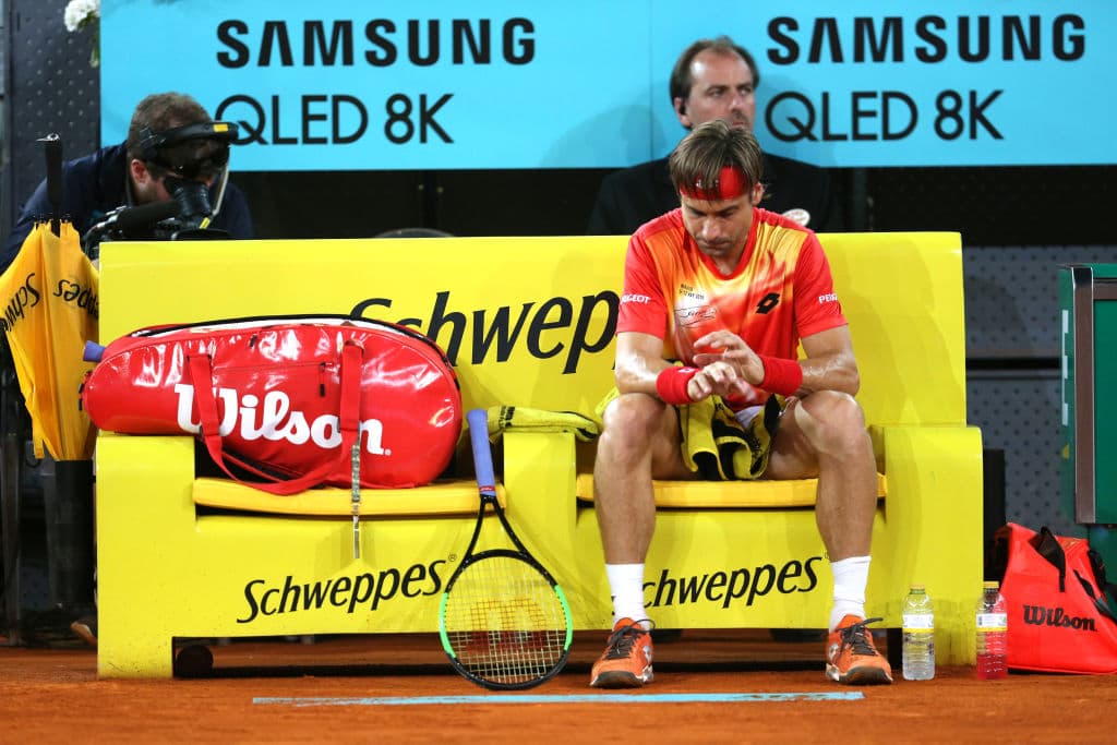 Este miércoles 8 de mayo de 2019 el tenista español David Ferrer se despidió oficialmente del tenis. El nacido en Alicante ganó 27 torneos a lo largo de su carrera, le fue esquivo un Grand Slam al quedarse en la Final del Abierto de Francia de 2013. Se apoderó con España de tres títulos de Copa Davis y será recordado como una de las raquetas más competitivas y profesionales de las últimas dos décadas. Ganó el 66.1 por ciento de sus matches. Estas son las imágenes de su último juego como profesional ante Alex Zverev en el Abierto de Madrid.
