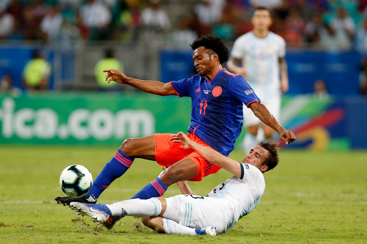 Juan Cuadrado retenía la pelota constantemente pero no trascendían sus eembates por la férrea marcación de los argentinos.