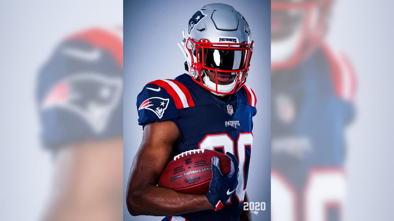 Los Patriots ya sin la presencia de Brady y en modo de reestructuración presentaron su nueva indumentaria para la temporada 2020 en la NFL. El color azul es muy similar al modelo color rush y el blanco es una adaptación combinando con las licras azules.