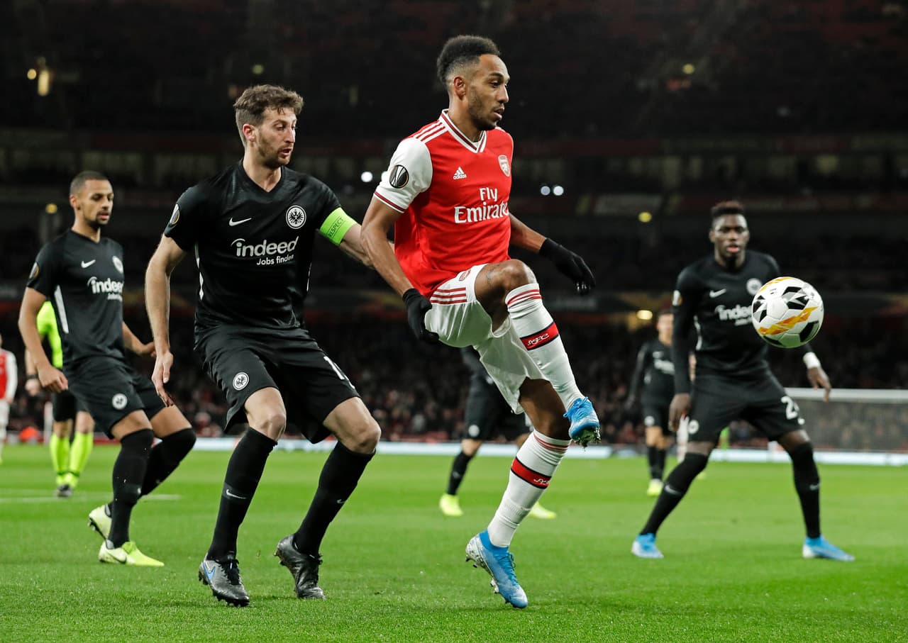 Frankfurt vence con doblete del japonés Daichi Kamada 2-1 al Arsenal en Londres. Unai Emery, director técnico del Arsenal vive momentos difíciles y más tras esta derrota.