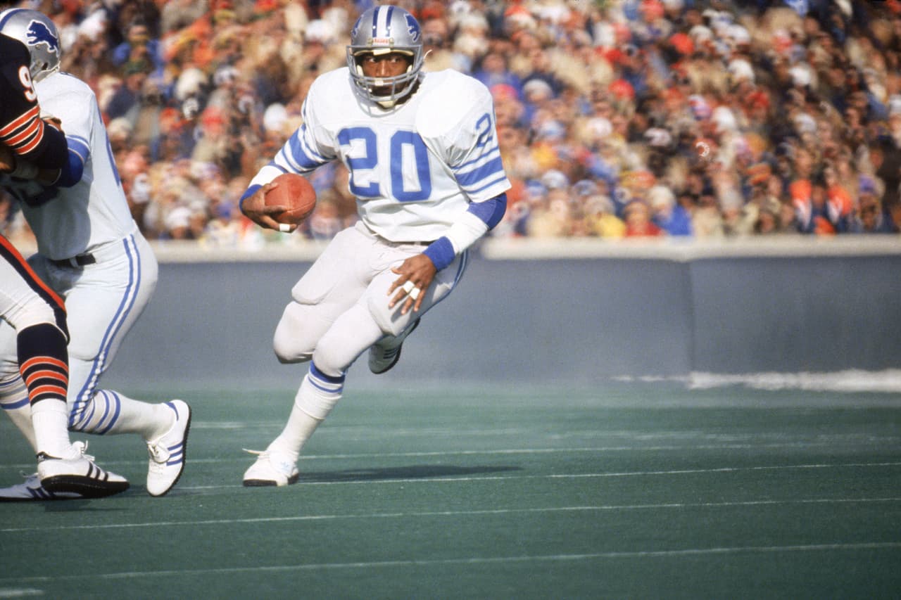 1980 BILLY SIMS | RB Oklahoma - Detroit Lions
<br>
<br>El corredor Billy Sims #20 de los Detroit Lions acarrea el ovoide contra los Chicago Bears durante un juego en diciembre de 1981 en el Soldier Field. Fue seleccionado primero en 1980.