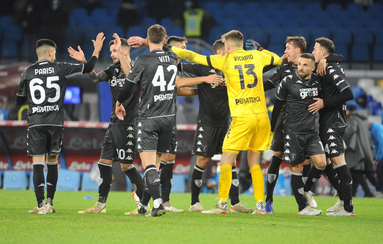 Napoli cae ante el Empoli por la mínima y se aleja de los primeros puestos en la Serie A, pero siguen cerca de puestos europeos. Patrick Cutrone anotó el tanto del gane al 70'. Hirving Lozano jugó 63 minutos.