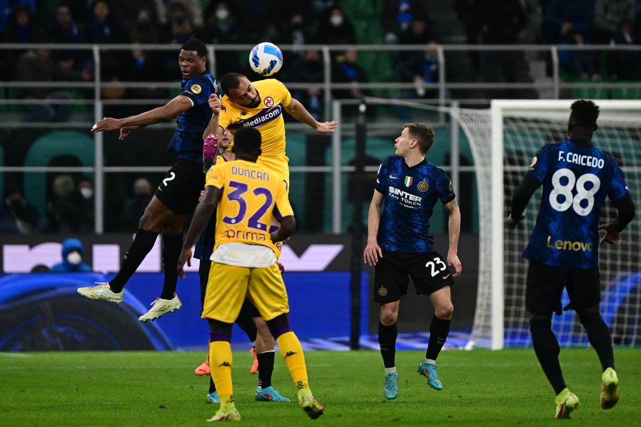 Lucas Torreira adelantó a la Fiorentina, pero neerlandés Denzel Dumfries le dio el empate al Inter.