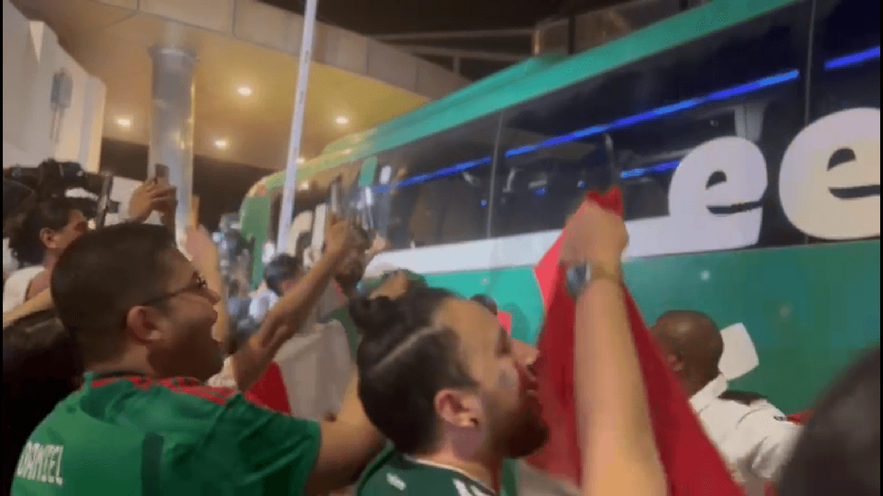 Qatar 2022: Con 'el Rey' a todo pulmón, decenas de mexicanos reciben al Tri