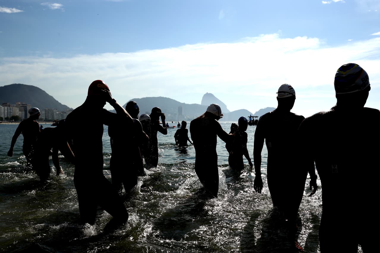 Los nadadores se preparan para la competencia de los diez kilómetros en aguas abiertas.