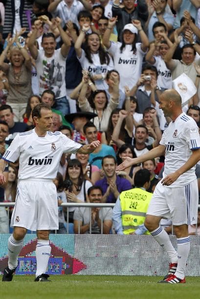 Vaya encuentro de generaciones. En un amistoso de ex figuras de Real Madrid y Bayern Munich, Emilio Butragueño y Zinedine Zidane, par de cracks.