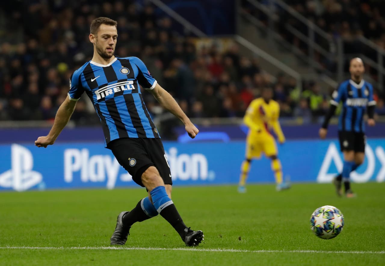 Stefan de Vrij es la perla del Feyenoord, debutó con 17 años y 11 años después juega para el Inter en una liga que está acostumbrada a crear defensas, no a comprarlos como en el caso del neerlandés.