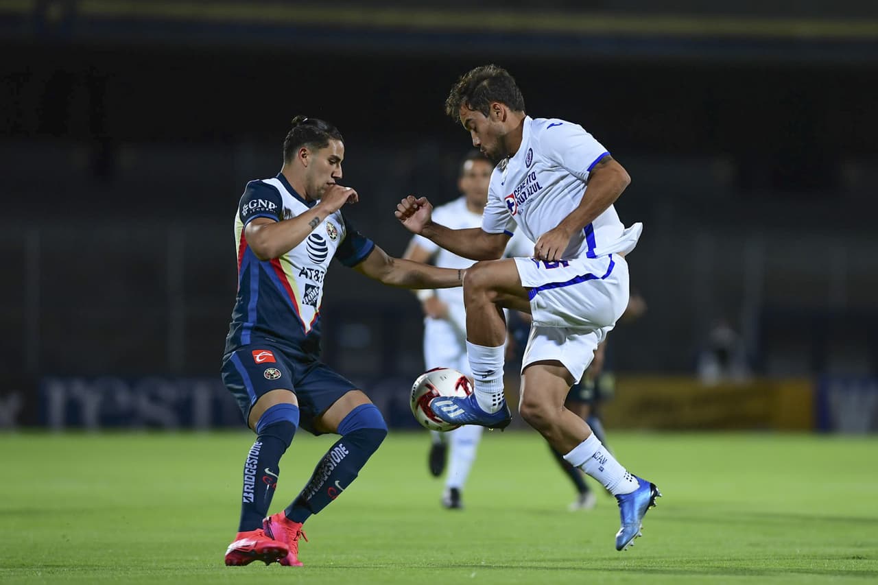 Hacia la mitad del primer tiempo, Cruz Azul equilibraba el partido. Tenía mayor control de las acciones.