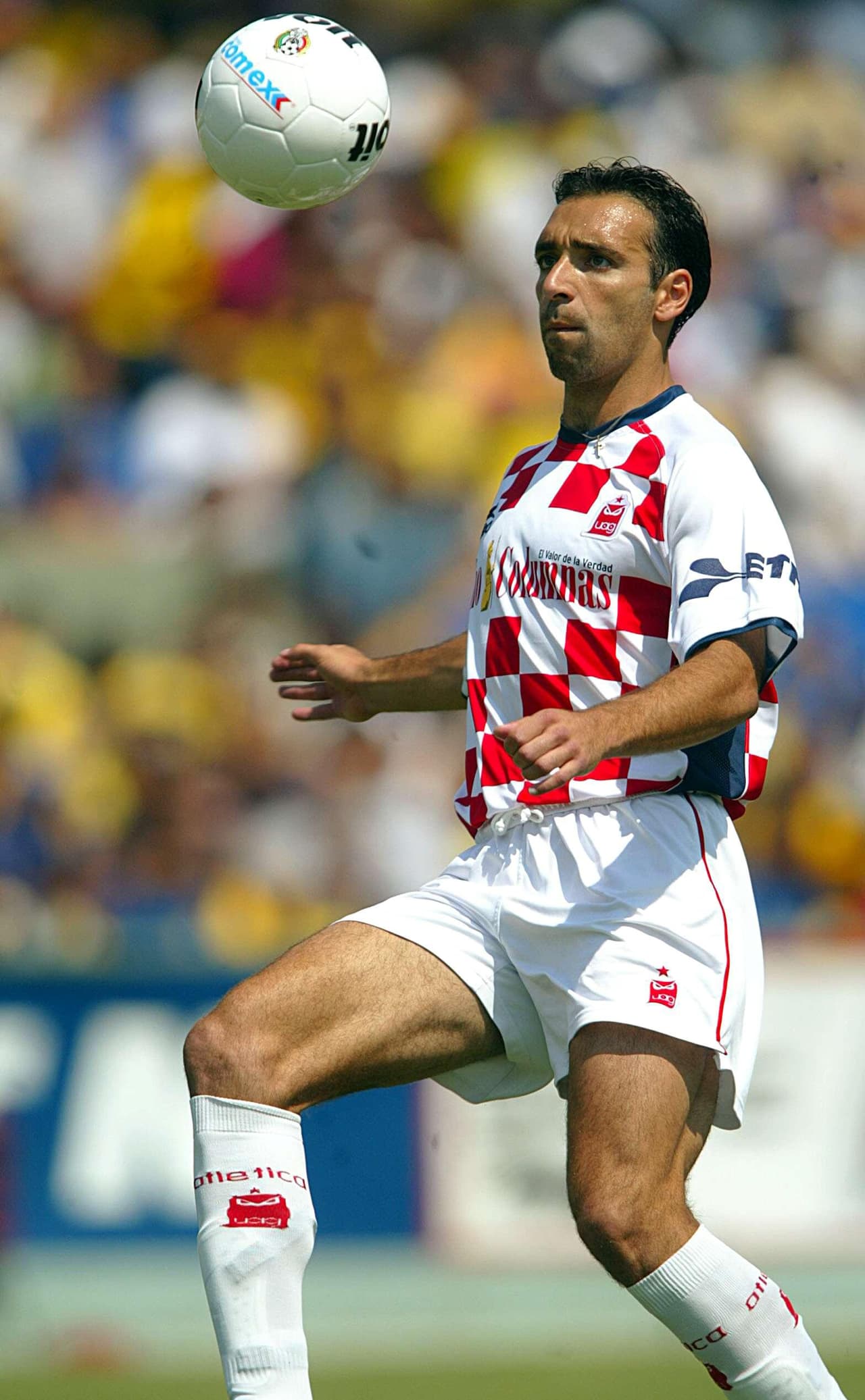 Como jugador, fue un defensor de garantías que llegó a la Liga MX en el 2002 con los Tecolotes de la Autónoma de Guadalajara.