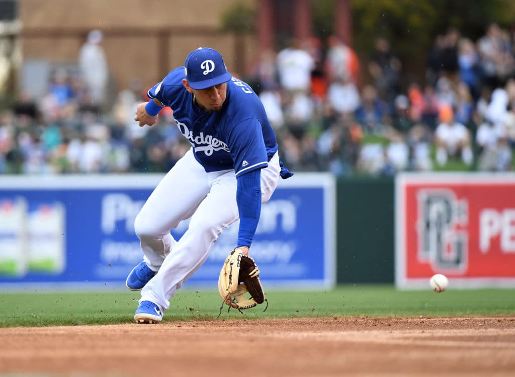 A esto le llamamos llegar a tiempo a la cita con la esférica. El infielder mexicano Daniel Castro de los Los Angeles Dodgers, llega con estilo y elegancia, a guante volteado, a recoger un rodado en el partido ante los San Francisco Giants.