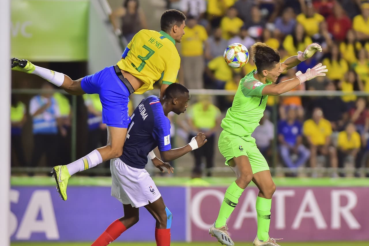 Francia cayó en Brasilia 3-2 ante la verdeamarela que ahora se medirá ante México en la final del torneo.