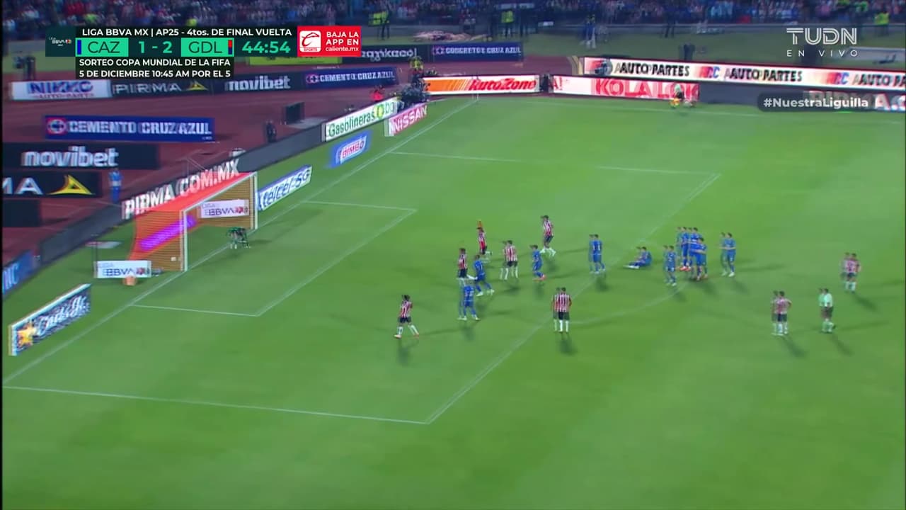 ¡Se salva la Máquina! Tiro libre desviado de Álvarez que casi entra