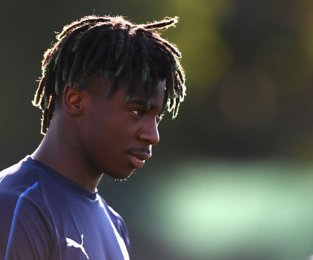El club de la ciudad de Liverpool, el Everton, hace oficial el fichaje del joven delantero italiano de la Juventus de Turín Moise Kean, de 19 años, quien firma por las próximas cinco temporadas, hasta junio de 2024.