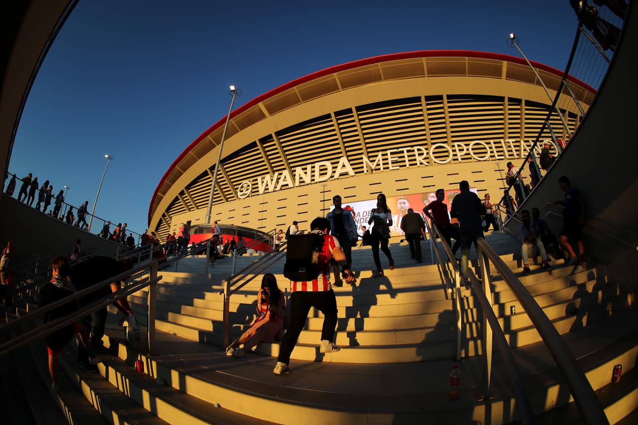 Cae la tarde y el Wanda Metropolitano recibe a miles de aficionados colchoneros.