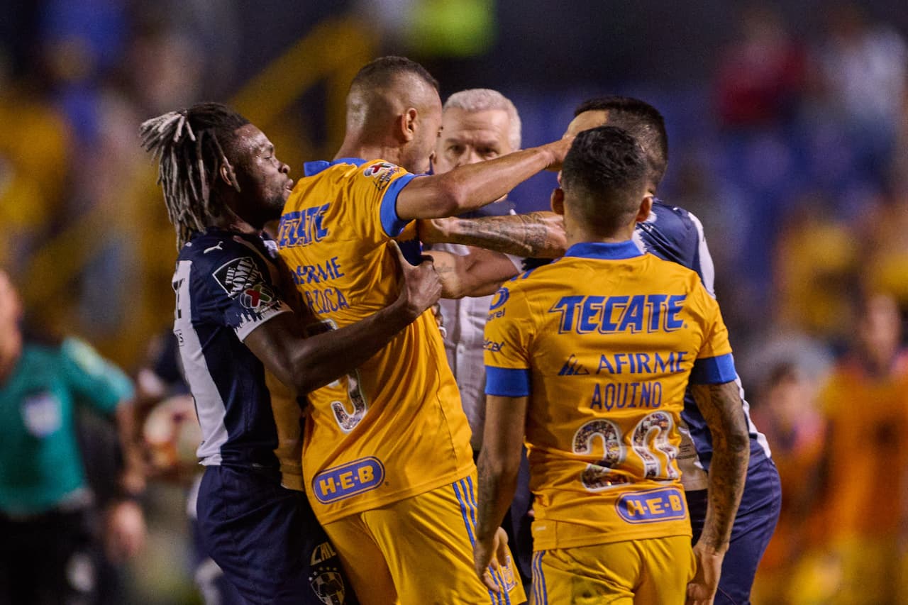 Los manotazos, amenazas y empujones estallaron cerca de la banca del Monterrey.