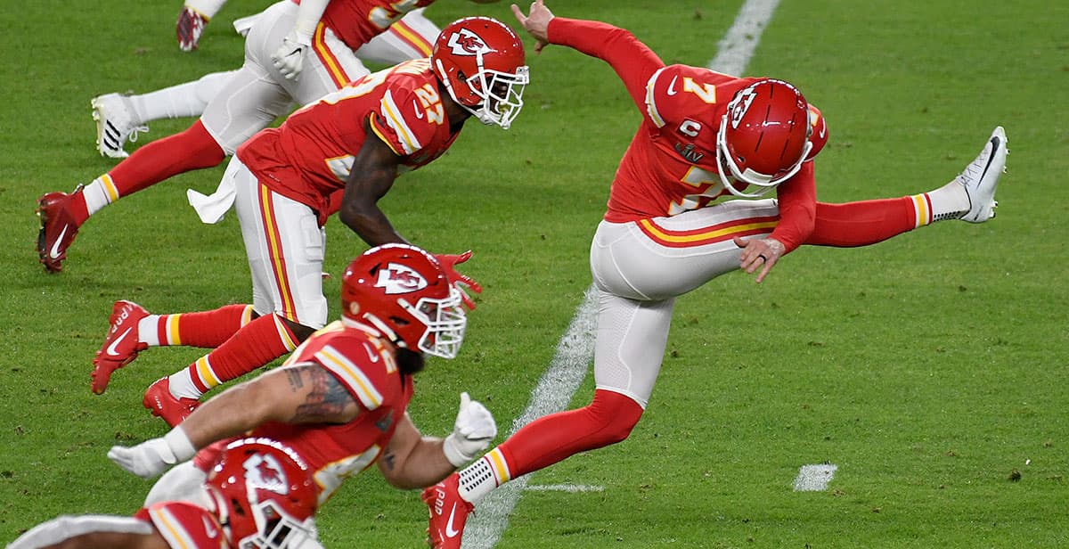 Jugador de los Chiefs patea gol de campo de 77 yardas