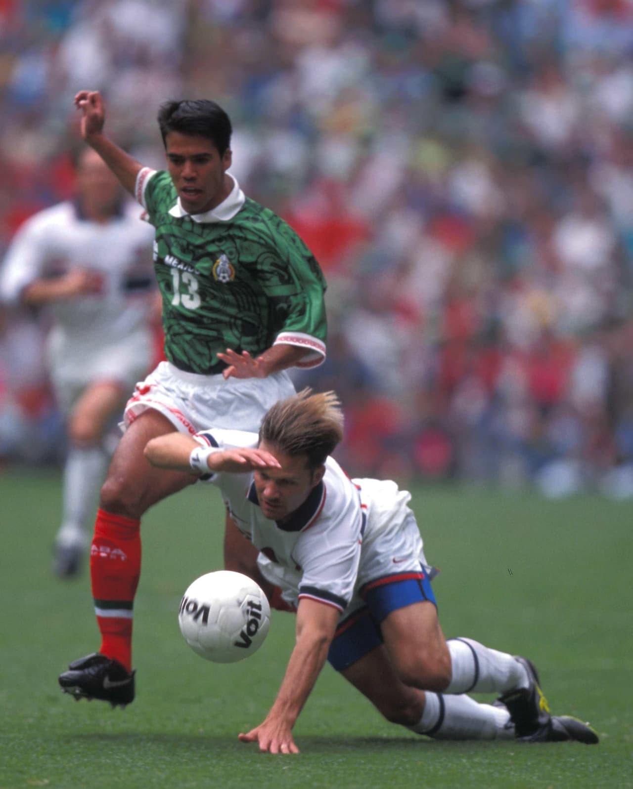 El marcador del Estadio Azteca permanecía igualado a ceros y la afición mexicana comenzaba a impacientarse.