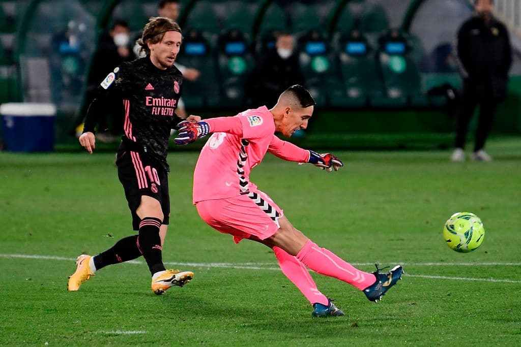 Real Madrid no puede con el Elche y cierran el año con empate 1-1. El primer gol cay´ó a favor del club 'merengue' por parte de Luka Modric, pero fue hasta el minuto 52 que, con un penal cobrado por Fidel Chaves, se igualó el marcador en la J16 de LaLiga.