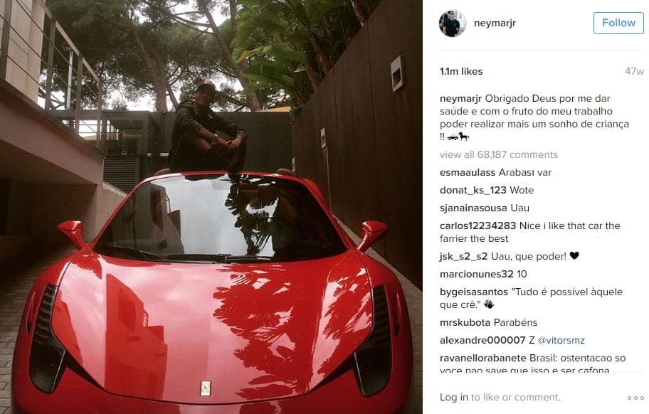 En 2014 publicó en Instagram esta imagen en la que mostró una flamante joya en su garaje: un Ferrari 458 Spider. El futbolista acompañó la imagen con la siguiente frase: "Gracias a Dios por darme salud y con el fruto de mi trabajo poder cumplir otro sueño de mi infancia".