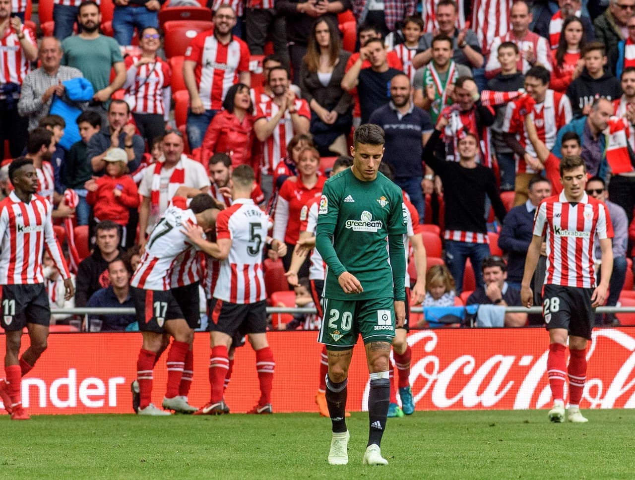 Sendos goles de Iker Muniain y Aritz Aduriz en la parte final del choque certificaron la superioridad del Athletic Bilbaoo 2-0 ante el Betis, que no tuvo al mexicano Andrés Guardado en San Mamés.