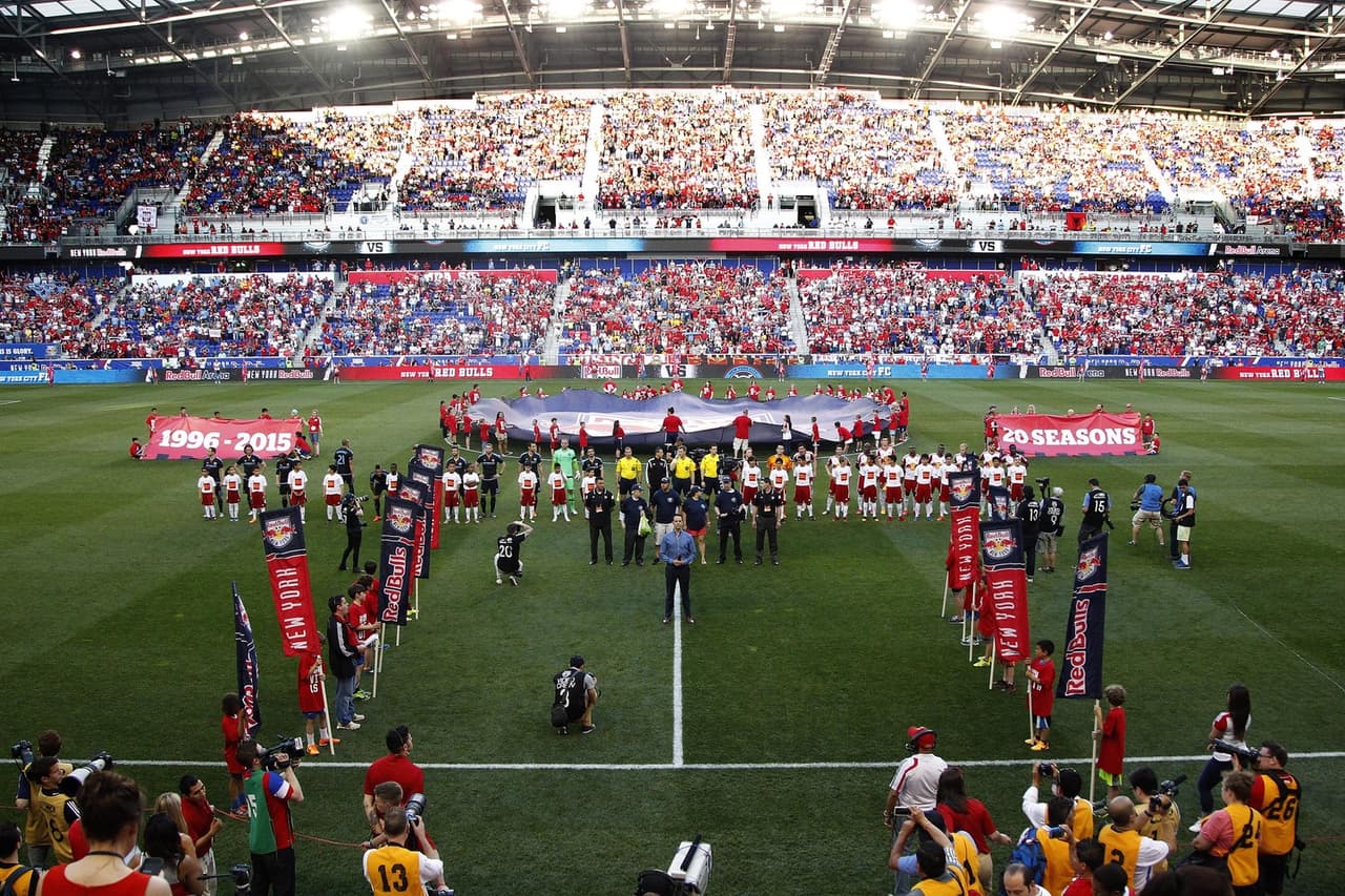 RED BULL ARENA (Harrison, Nueva Jersey). Casa del New York Red Bulls. Abrió sus puertas el 27 de marzo del 2010. Tiene capacidad para 25,000 aficionados.