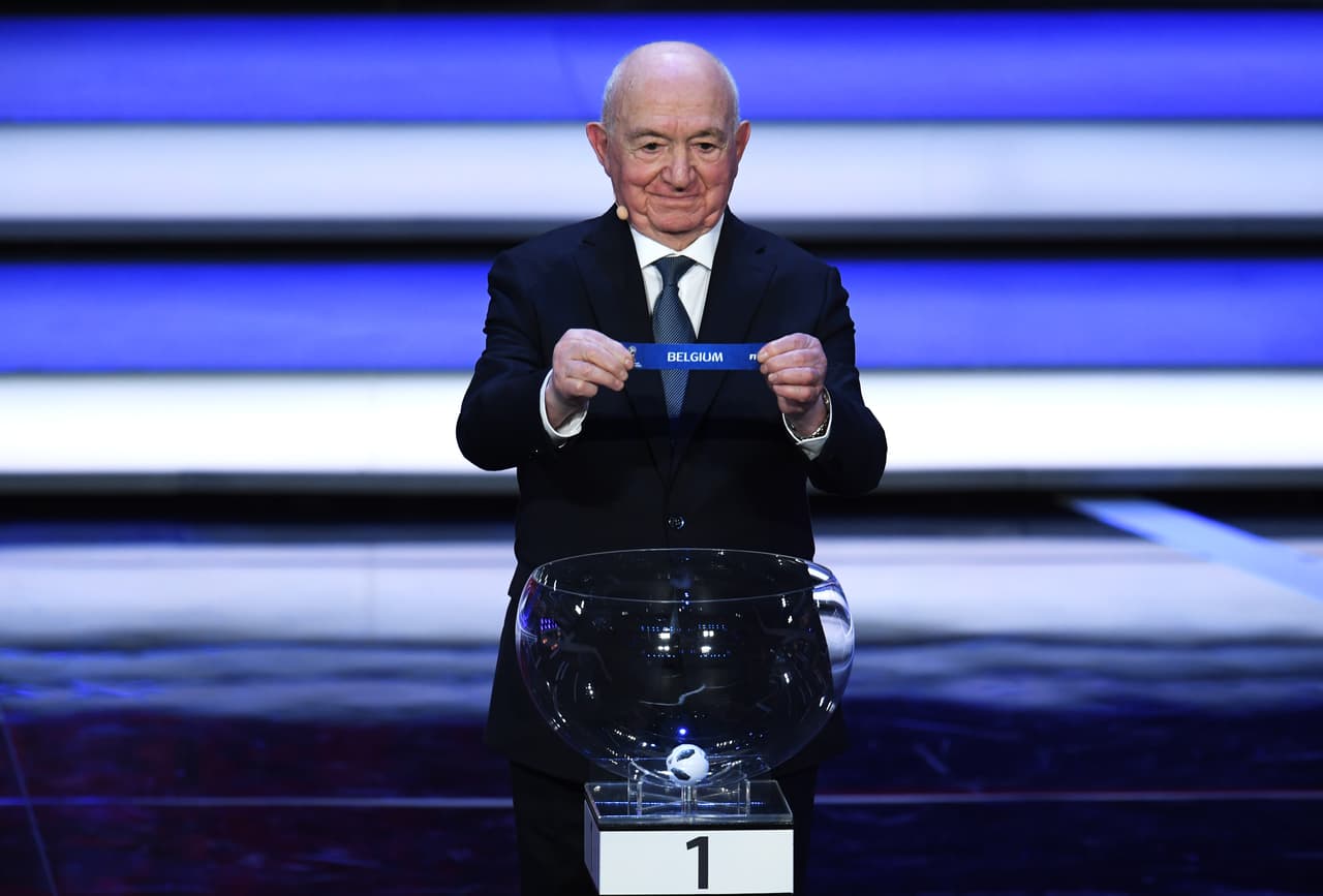 Nikita Simonyan, un histórico del fútbol de Rusia, estuvo junto a Gordon Banks para la selección del primer bombo.