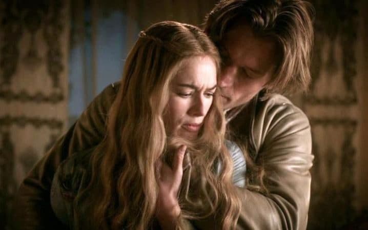 John Arrin, quien era la ‘Mano del Rey’ Robert Baratheon muere bajo circunstancias sospechosas que apuntan a la reina Cersei Lannister y su hermano Jamie, pues se presume que tienen una relación incestuosa.