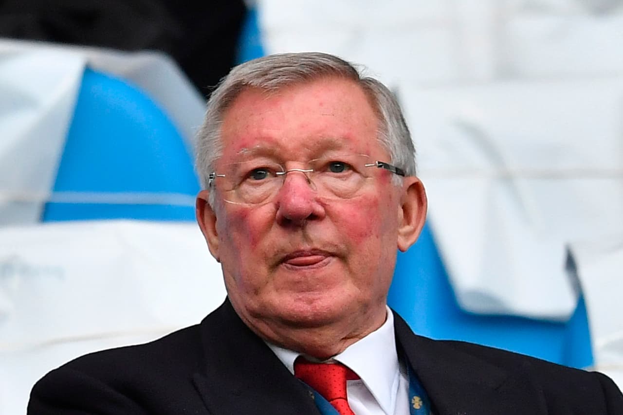 Alex Ferguson fue operado por una hemorragia cerebral y su estado es delicado