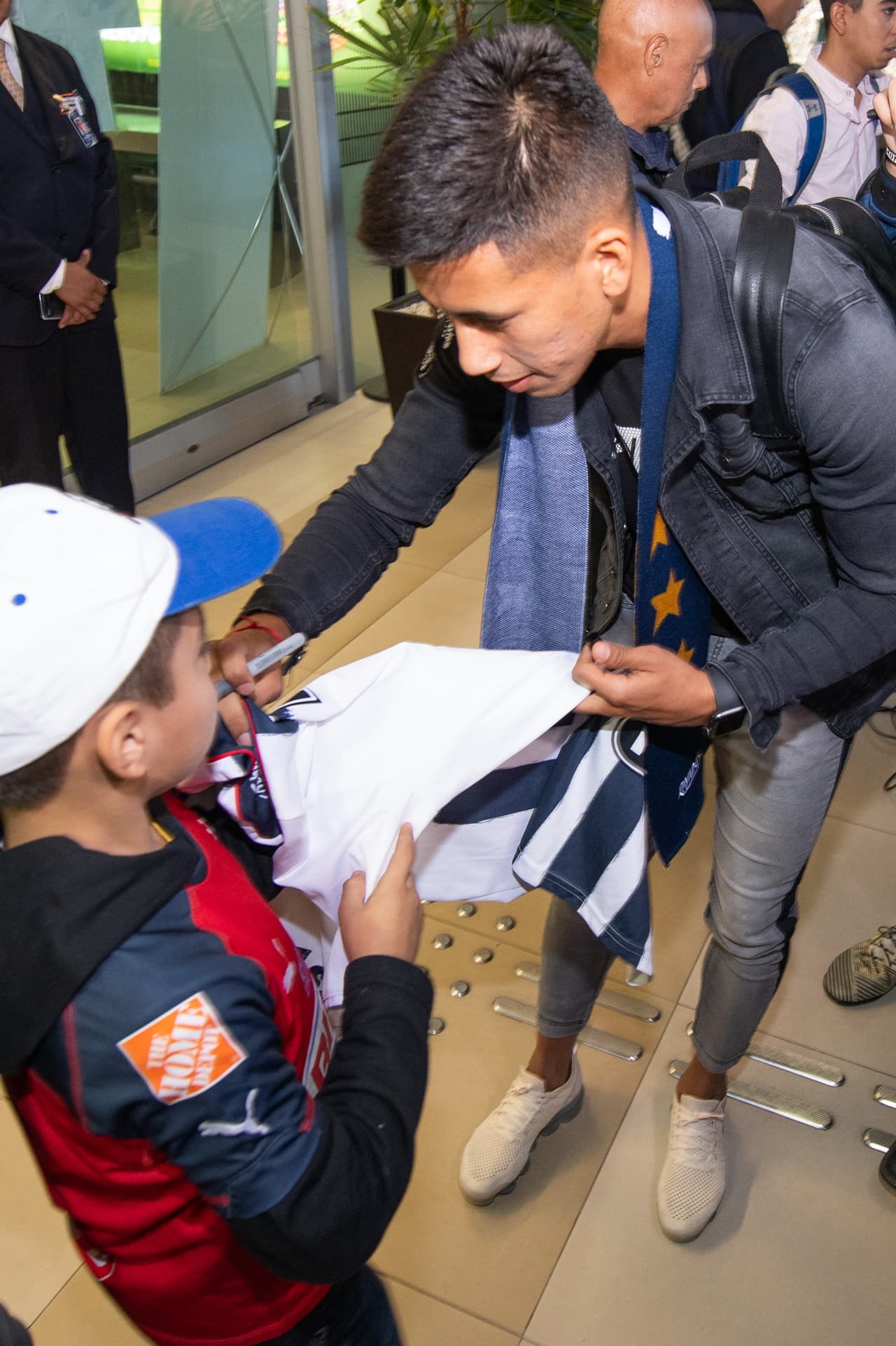 Incluso los más pequeños llegaron al aeropuerto para ver de primera mano al que se ganó por su capacidad un lugar con Argentina en el Mundial de Rusia 2018.