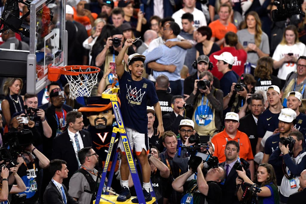 Los Virginia Cavaliers conquistaron el primer Campeonato Nacional luego de derrotar por 85-77 a los Texas Tech Red Raiders en la Final del NCAA Tournament y así festejaron los aficionados, jugadores y entrenadores, en cabezados por el head coach Tony Bennett.