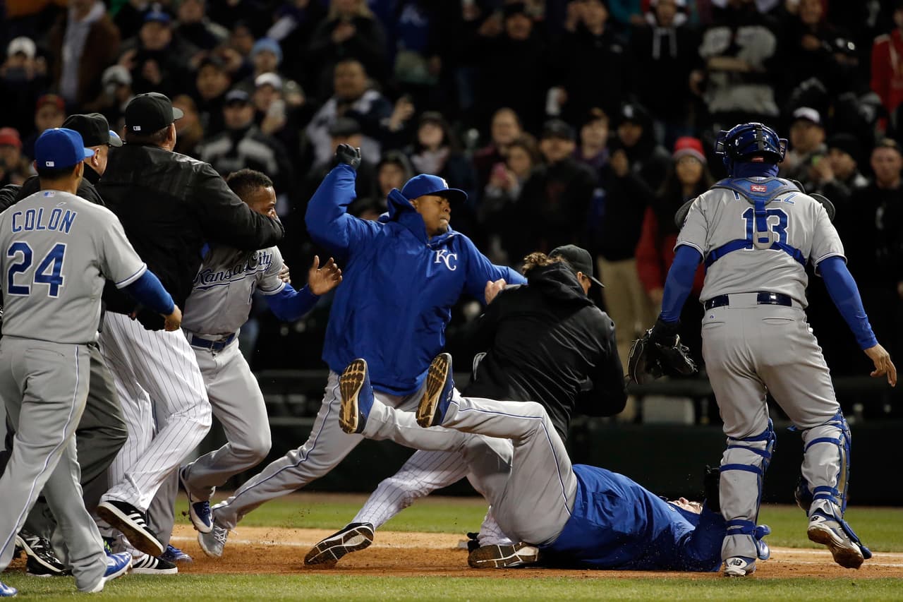 Vólquez firmó con los Kansas City Royals de las Ligas Mayores con quienes tuvo una temporada sumamente irregular incluyendo una suspensión por participar en una bronca ante los Chicago White Sox el 23 de abril.