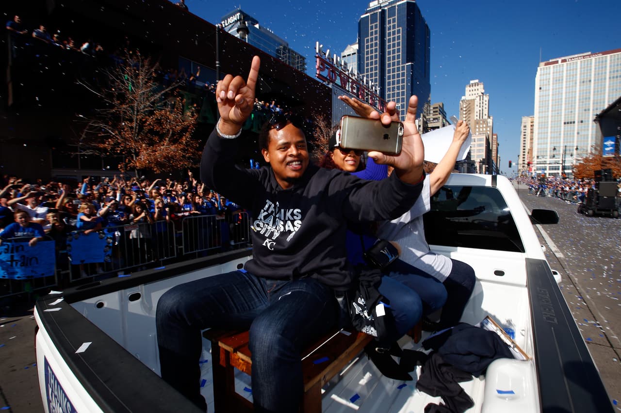 El nativo de Barahona regresó para lanzar en el juego 5 del 'Clásico de Otoño' y lo hizo de buena manera, de nueva cuenta se fue sin decisión y en ese encuentro Kansas City aseguró el campeonato, con el destino deportivo de su lado, Edinson Vólquez es candidato al Regreso del Año de los Premios Deportes.