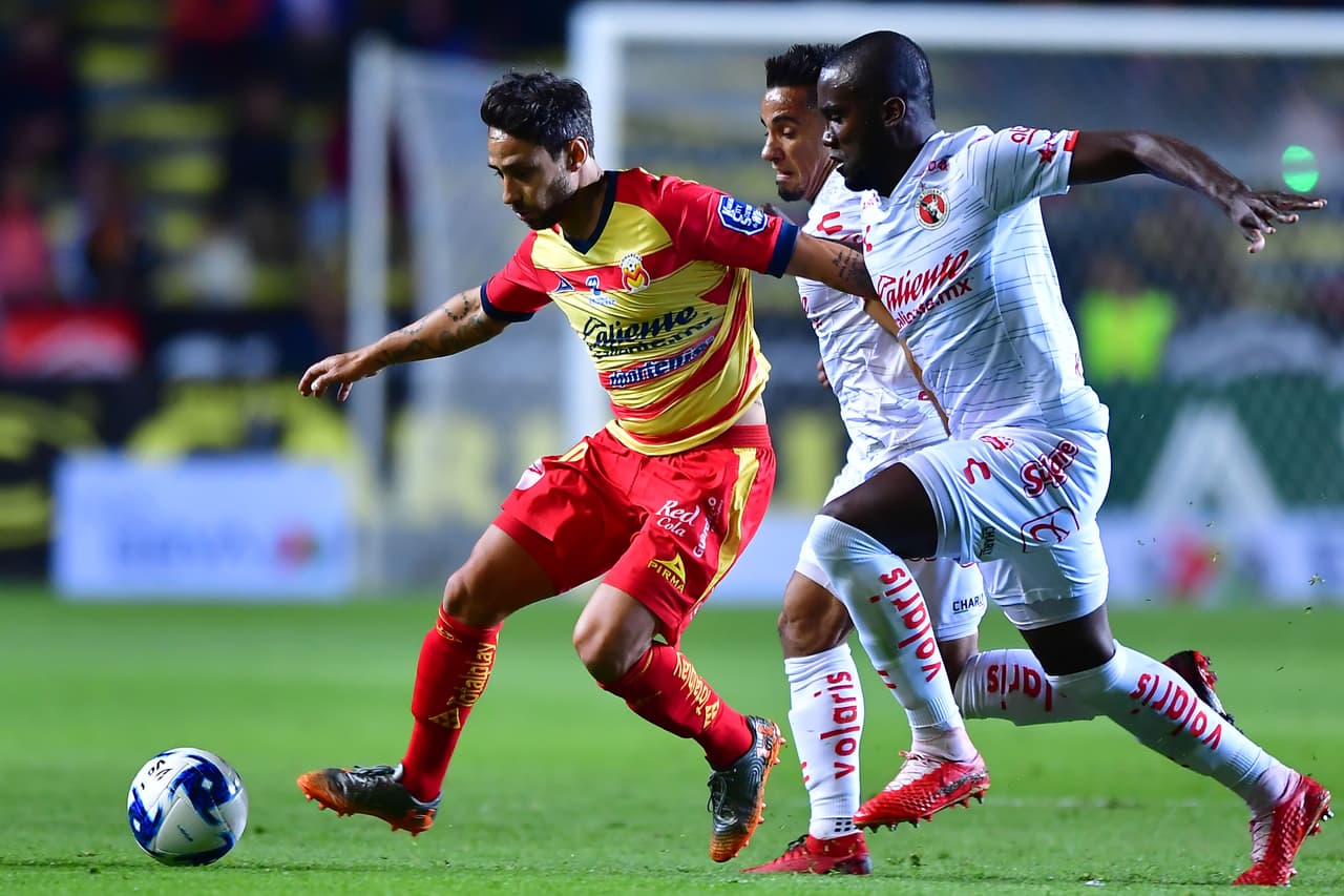 Kevin Balanta y Camilo Sanvezzo presionan y le roban el balón al chileno Jorge Valdivia.