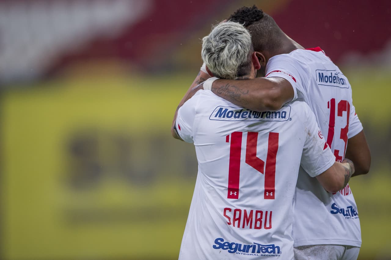 Rubes Sambueza patea desde los punto de penalty para regresarle la ventaja al Toluca.
