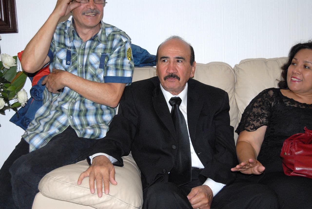 Alcanzó a tener un yate en Acapulco, lujosos automóviles, casas y viajó por todo el mundo, pero su adicción a las drogas lo llevó a malgastar su fortuna y hasta tuvo que pasar 10 meses en un centro de rehabilitación.