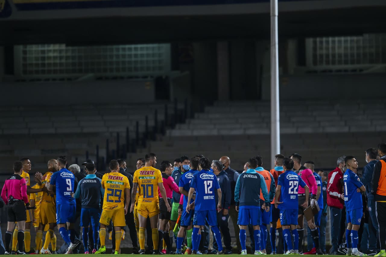 Jugadores y cuerpo técnico de ambos equipos se hicieron de palabras tras los penales.