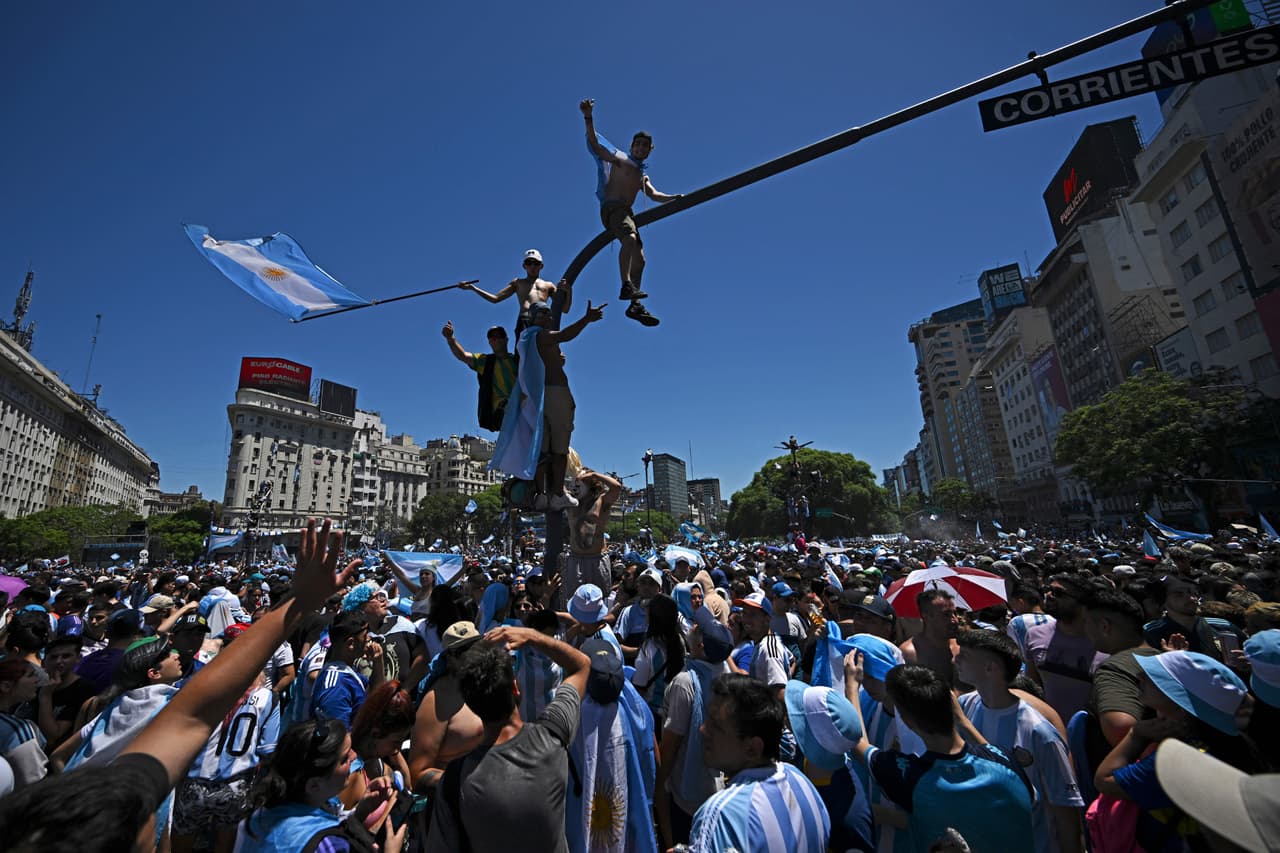 Festejos de la selección argentina en Buenos Aires tras ganar el Mundial Qatar 2022.