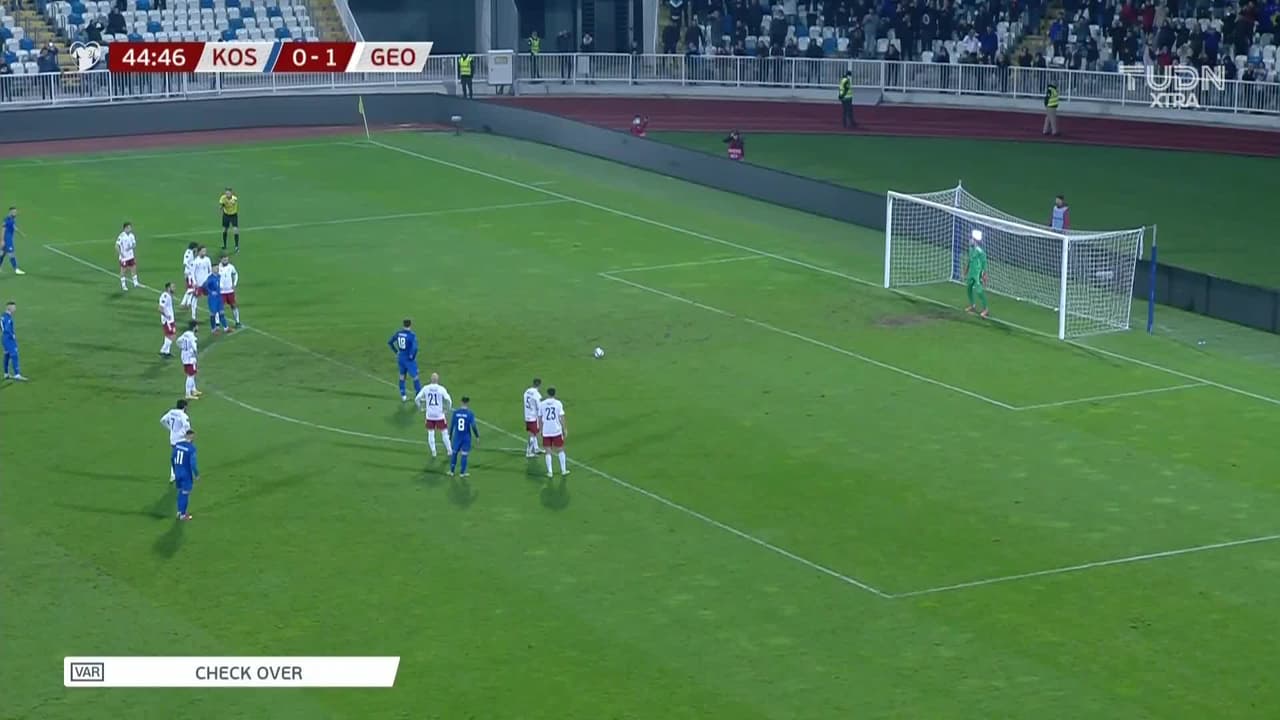 ¡GOL!  anota para Kosovo. Vedat Muriqi