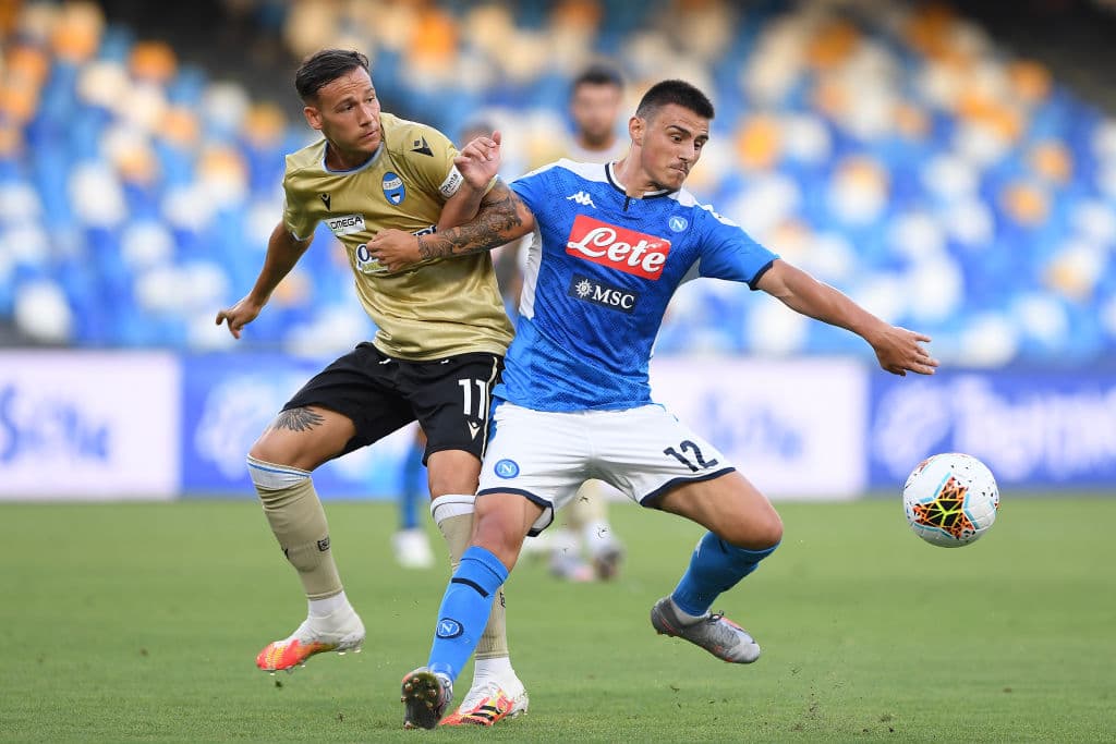 Tremenda batalla por el esférico entre Alessandro Murgia y Eljif Elmas del Napoli.