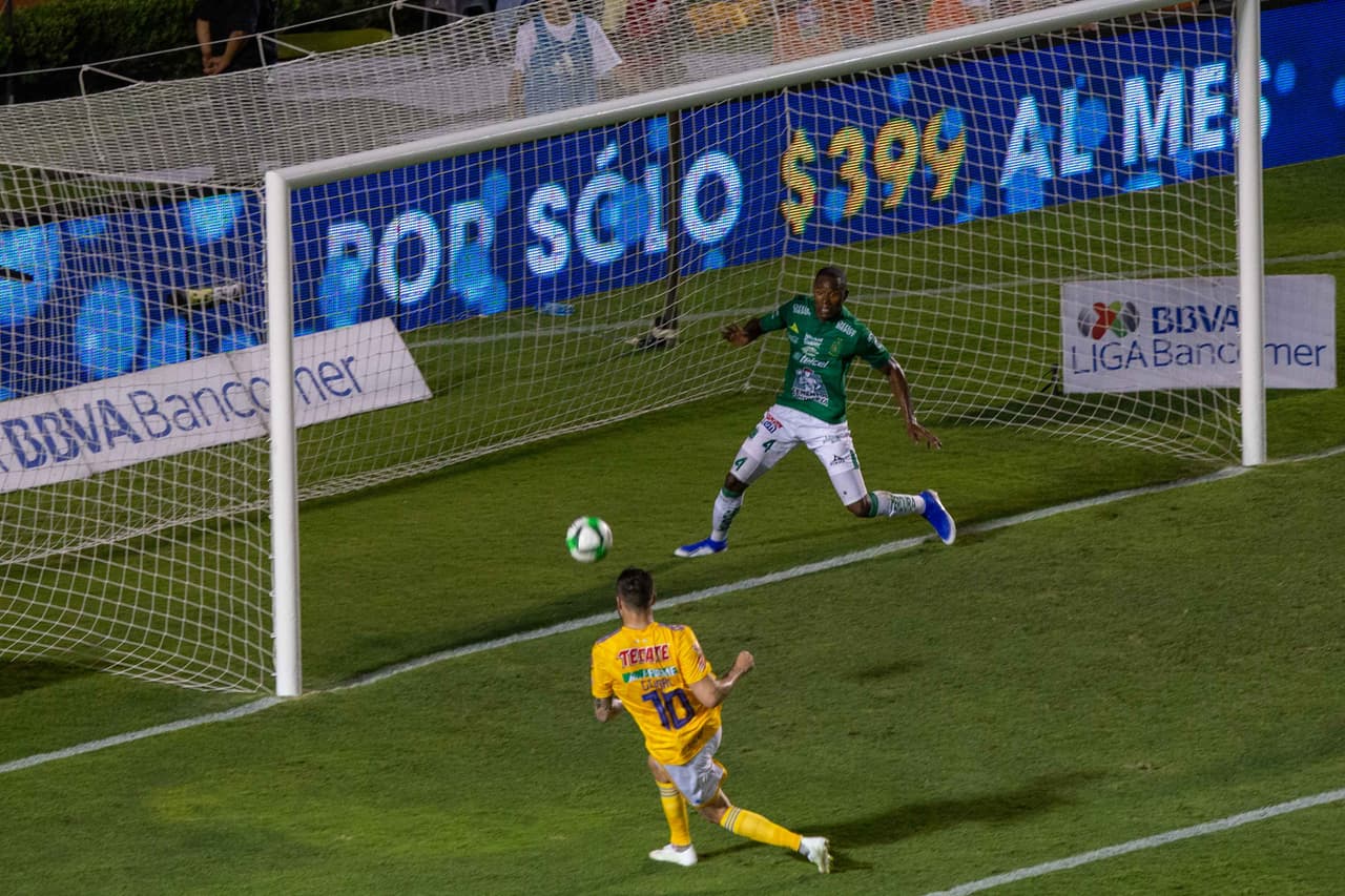 Pero a los 21 minutos de partido el marcador se alteró, la defensa leonesa hizo agua y lo pagaron caro.