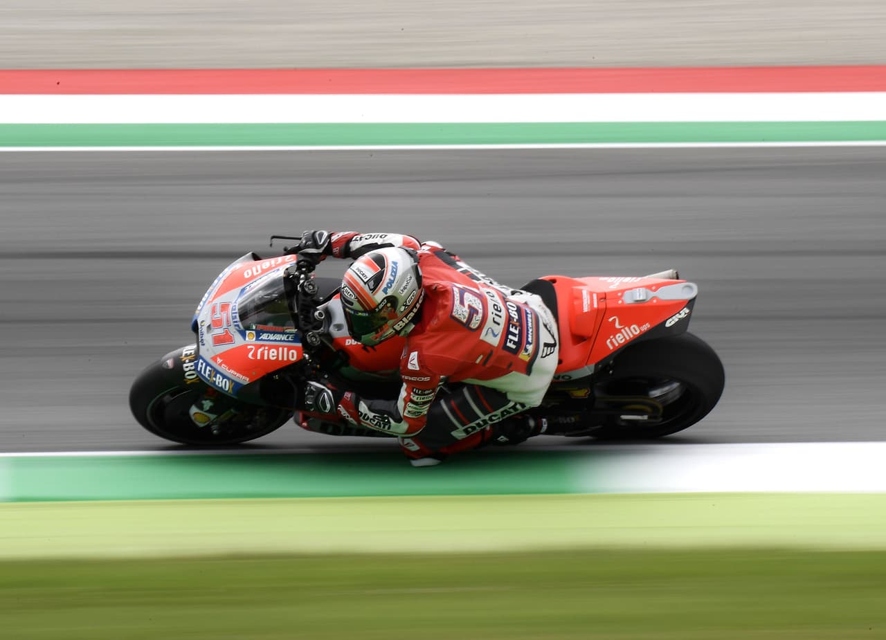 Fue apenas unos minutos después cuando el italiano accionó de manera muy brusca el freno delantero de su Ducati cuando rodaba a 355,2 km/h.