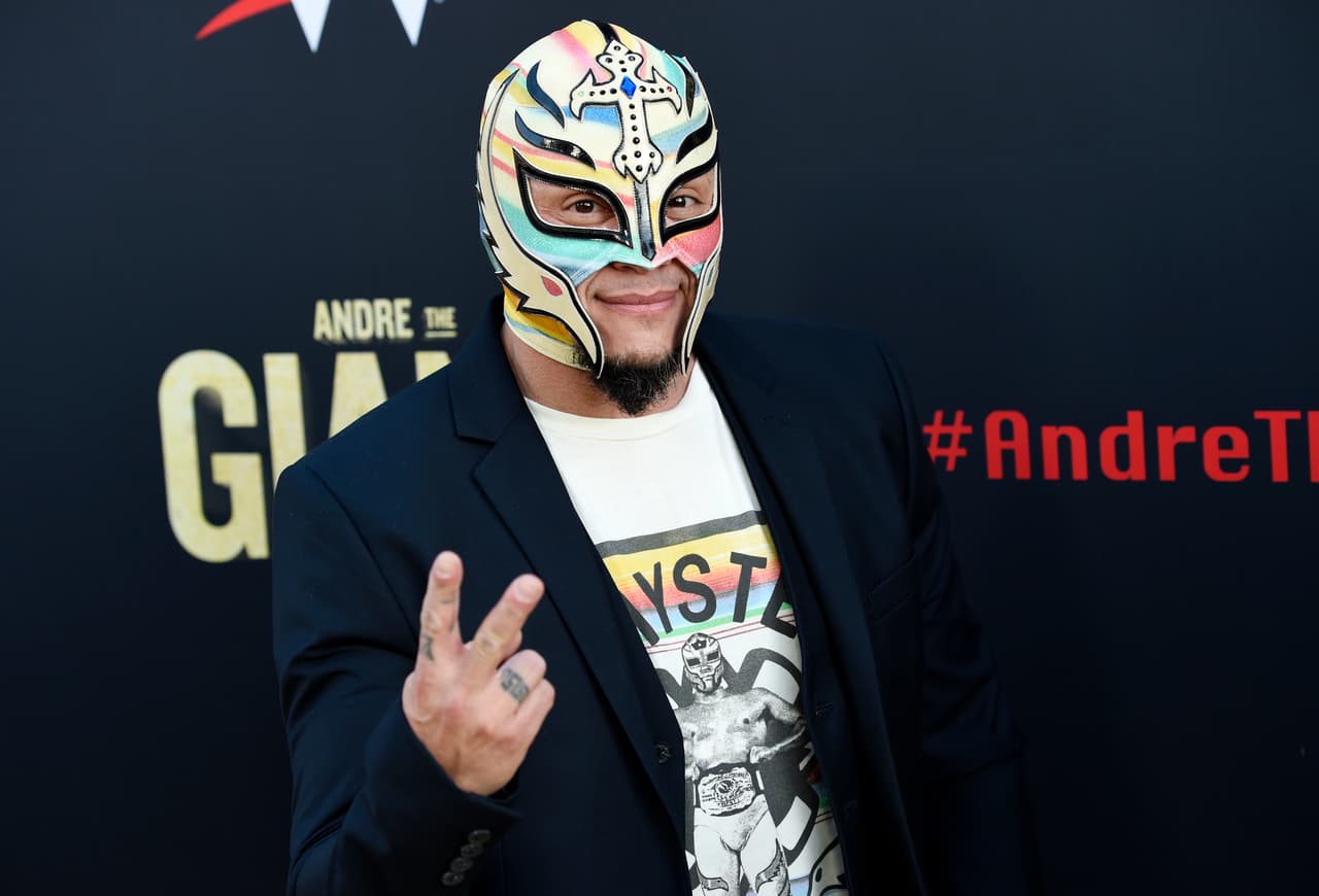 Rey Mysterio está delicado de salud por agresión de Seth Rollins