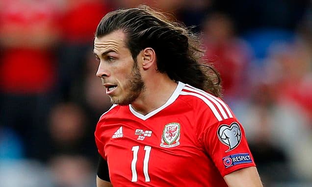 Gareth Bale con su cabello al hombro.